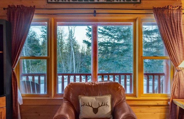Charming 3-bedroom cabin with WiFi, fitness room in superb Rangeley Lakes Resort