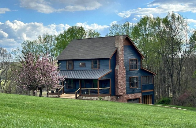 Charming 3-bedroom cabin with AC and WiFi at Barren River Lake in Lucas, KY