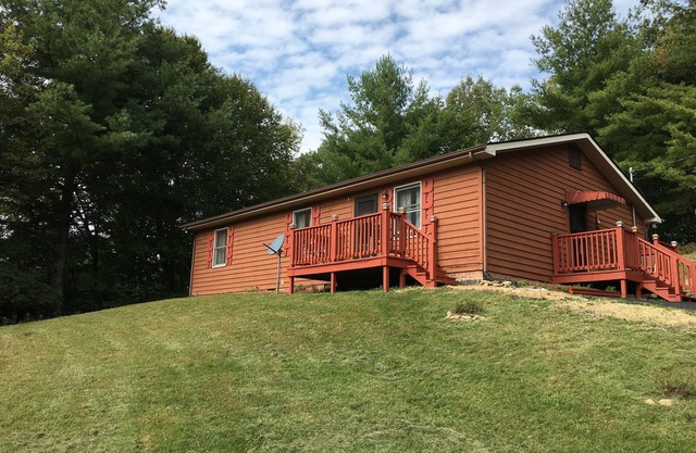 Charming 3 Bedroom Cabin near Hungry Mother State Park and Back of the Dragon