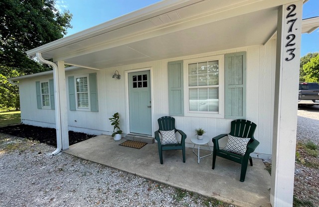 Charming 3-bedroom cottage with WiFi on 1 acre in serene Brighton, TN