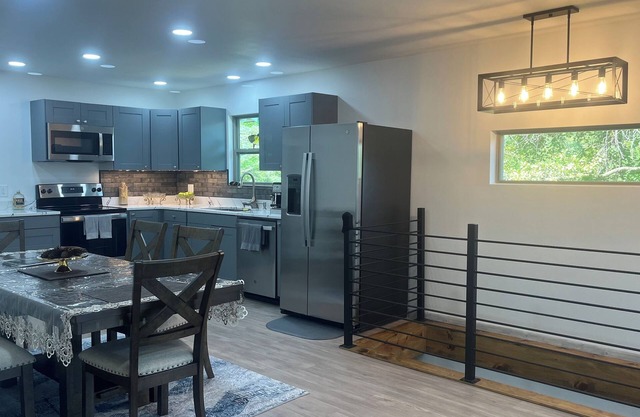 Charming 3-bedroom cottage with a river view in the bluffs just south of Lansing