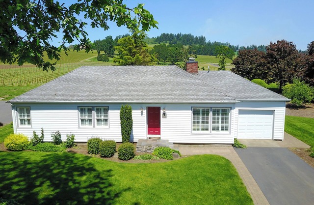 Charming 3-bedroom cottage located at scenic winery.