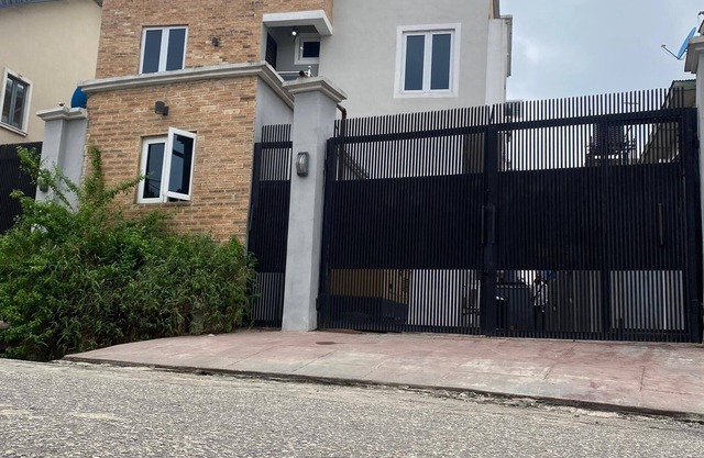 Charming 3-bedroom duplex in welcoming on wempco road Ikeja lagos with WiFi, AC