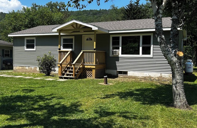 Charming 3-bedroom entire house in gorgeous Corning with WiFi