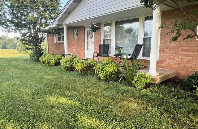 Charming 3-bedroom house located in Cottontown just 20 miles from Nashville