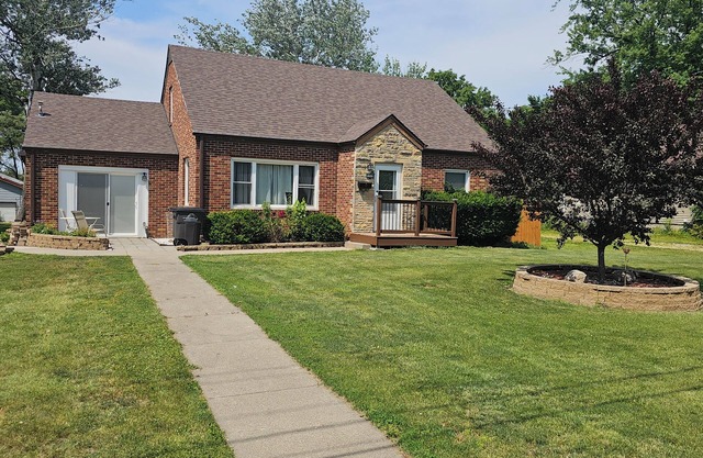 Charming 3-bedroom house with WiFi and fitness room and hot tub, playground