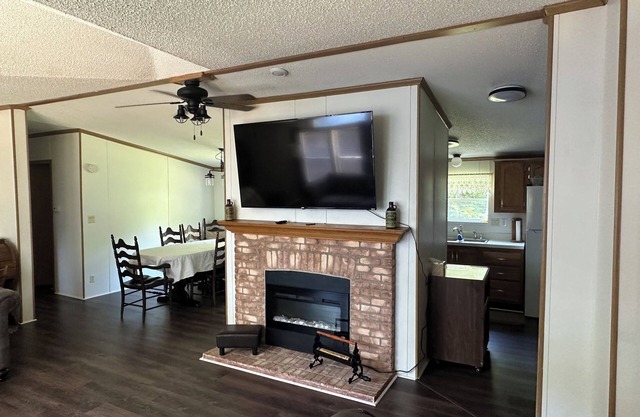Charming 3-bedroom house with WiFi, AC in Mount Hope countryside.