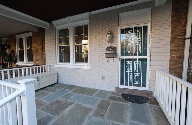 Charming 3-bedroom house with WiFi, AC in excellent Washington