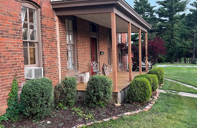 Charming 3-bedroom house in Winchester with WiFi and AC