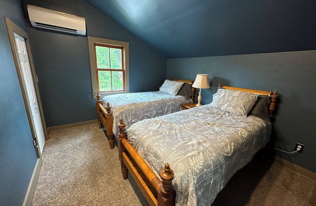 Charming 3-bedroom historic house with AC and WiFi in lovely Chardon