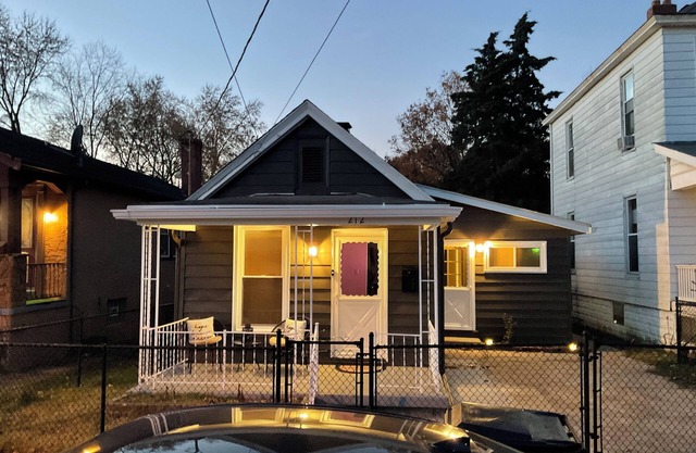 Charming 3-bedroom house with AC and WiFi in welcoming Covington.