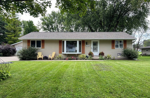 Charming 3-bedroom home within walking distance of Lambeau field!