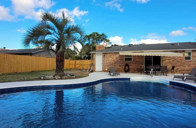 Charming 3-bedroom house with Pool, Arcade in serene Pensacola
