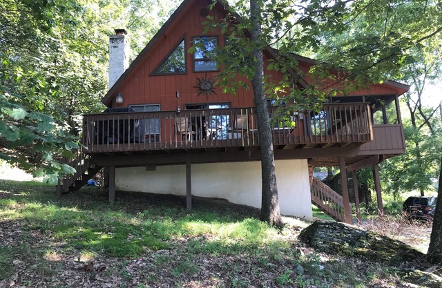 Charming 3-bedroom house in Saw Creek private Community in the Poconos.