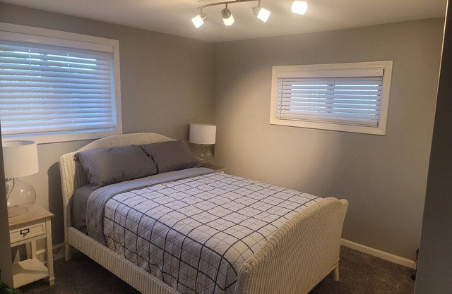 Charming 3-bedroom home, w/Basement Covered back porch AC, WiFi