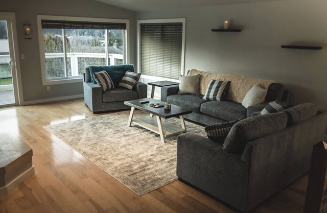 Charming 3-bedroom house overlooking Holmes Harbor w/WiFi and gas fireplace