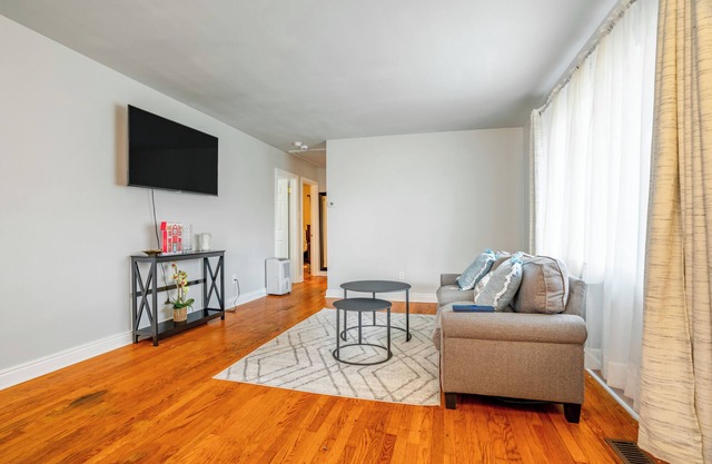Charming 3-bedroom house with WiFi, AC in marvelous Richmond
