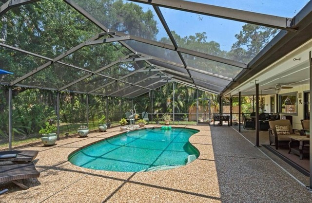 Charming 3-bedroom house in delightful Sarasota with WiFi, AC
