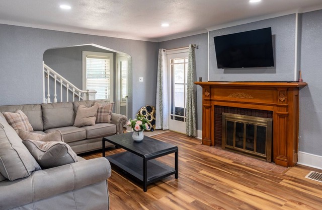 Charming 3-bedroom house in enchanting Decatur with WiFi, AC