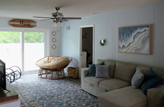 Charming 3-bedroom house with Privacy Fence, Large Deck, Ping-Pong, Marina