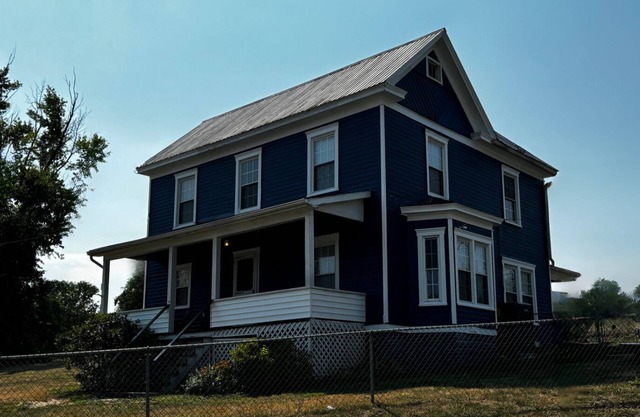 Charming 3-bedroom house with AC and WiFi in Paw Paw