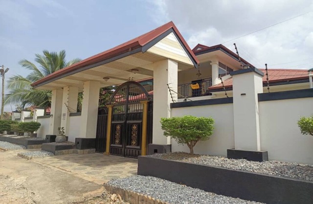 Charming 3-bedroom house with WiFi and AC in beautiful Accra