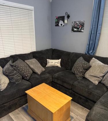 Charming 3-bedroom house next to Hollywood Casino! 1 minute from Interstate 75