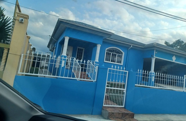 Charming 3-Bedroom House In Safe, Gated Community.
