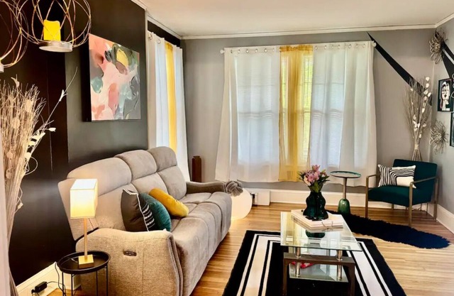 Charming 3-bedroom house with pool table