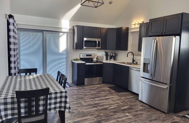 Charming 3-bedroom house with WiFi, AC near welcoming Clare