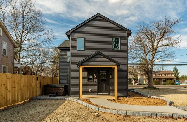 Charming 3-bedroom house in lovely Leola with Hot Tub