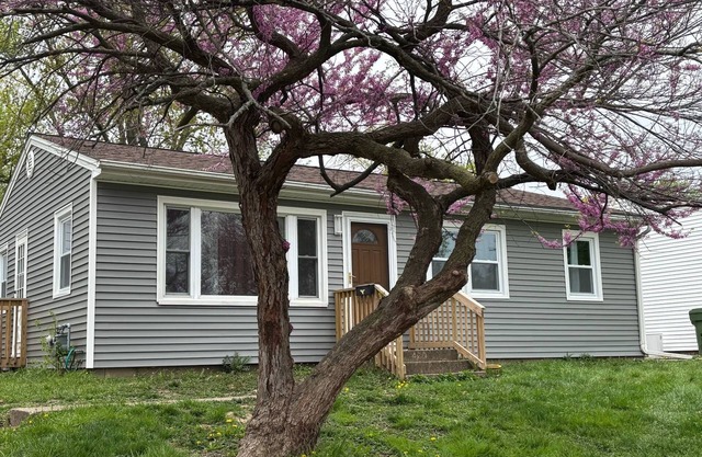 Charming 3-bedroom pet friendly house with fenced in yard in Clinton, IA.