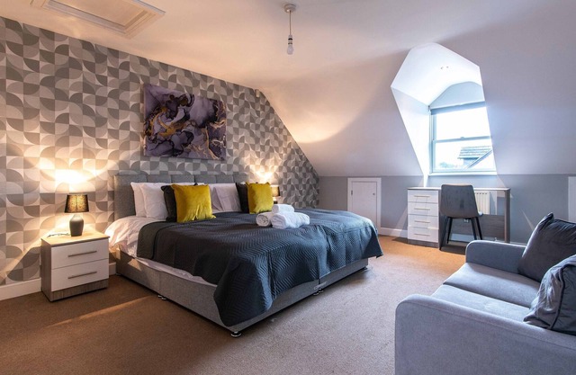 Charming 3-Bedroom Semi-Detached Home with Driveway for One Car