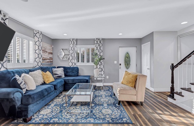 Charming 3-bedroom townhome w/free parking in Washington/Oasis outdoor fam-fri
