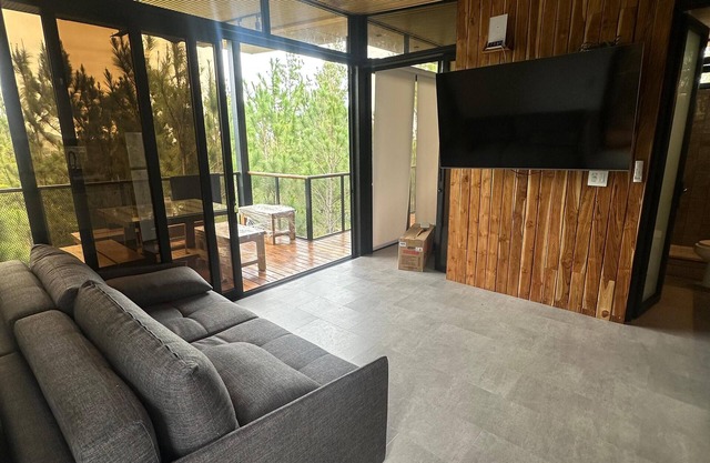Charming 3-bedroom tiny home with WiFi, AC in quaint El Cope