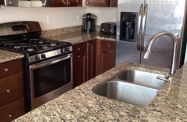 Charming 3-bedroom townhome with WiFi, AC, & Community pool in serene Laurel, Md