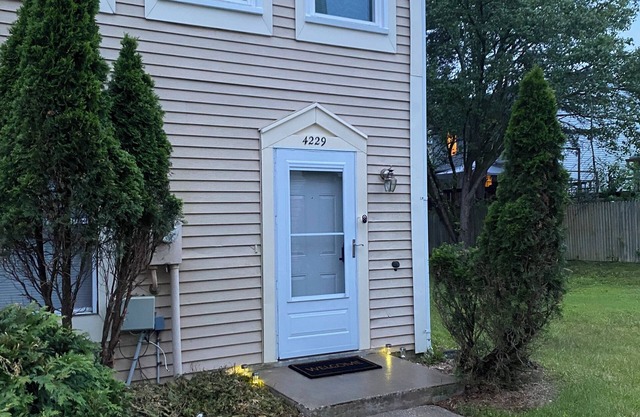 Charming 3-bedroom townhome with WiFi, AC in tranquil Burtonsville