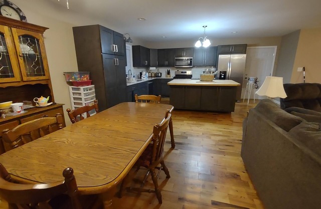 Charming 3-bedroom house with WiFi, and fenced-in backyard in serene Byrnes Mill