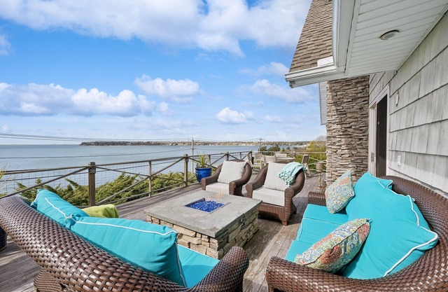 Charming 3-bedroom house with Pool in Hampton Bays Breathtaking Bay views