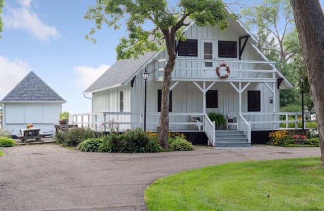 Charming 3 Bedroom lakehome steps from the beach!