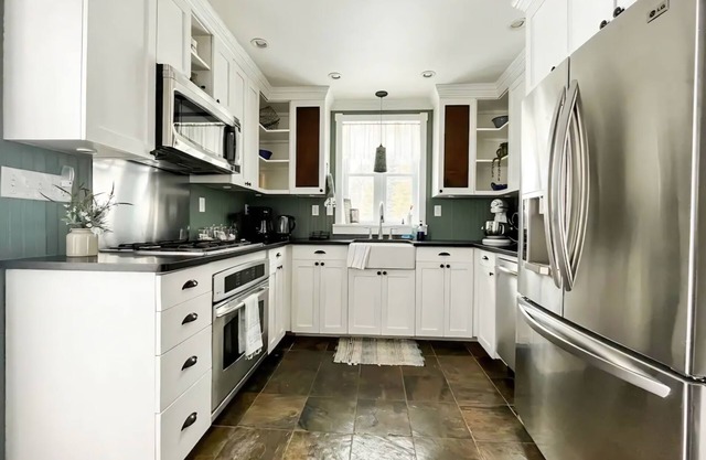 Charming 3-bedroom farmhouse with AC, WiFi in serene Middleburgh