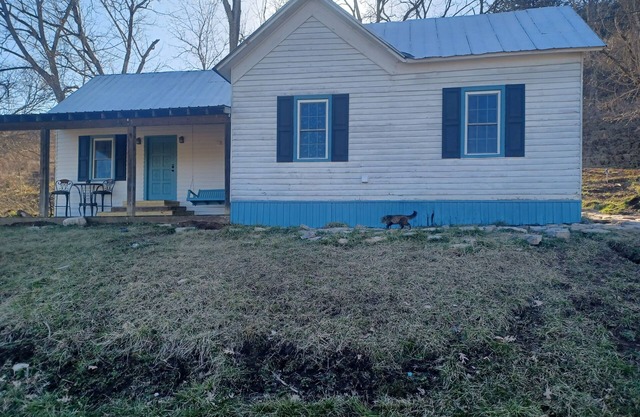 Charming 3-bedroom cabin with AC and WiFi in delightful Rogersville