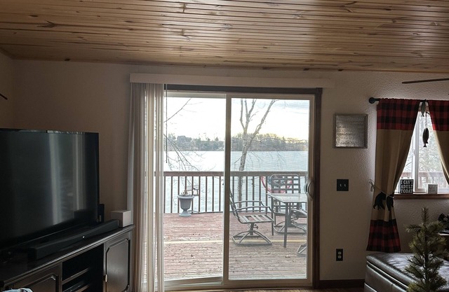 Charming 3-bedroom cabin with WiFi, AC in lovely Upper Turtle Lake.