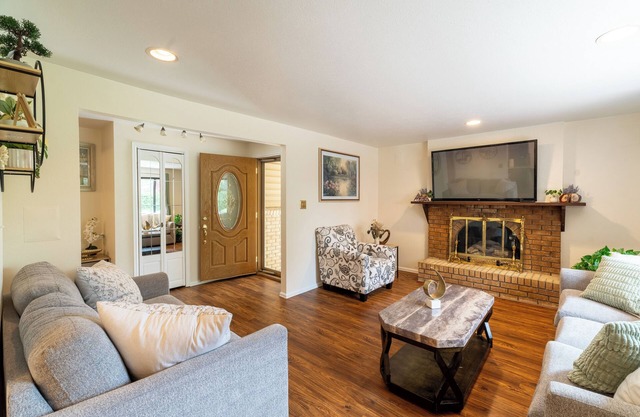 Charming 3-bedroom house in the heart of Westminster with private patio