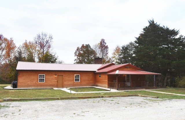 Charming 3-bedroom rustic cabin with WiFi in wonderful Williamsburg