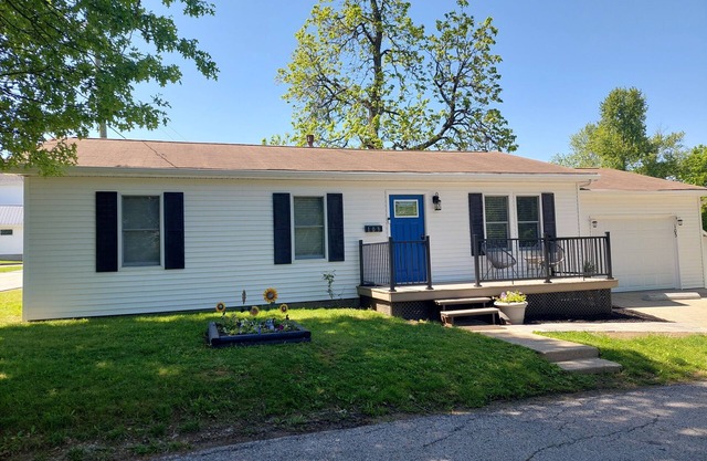 Charming 3-bedroom home, WiFi, AC, shop and walk Williamstown, 2 miles to Ark.