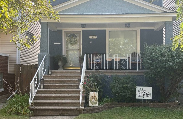 Charming 3-BR home on a cobblestone street near the Lake Michigan lakefront.