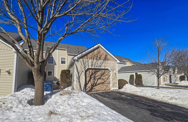 Charming 3 story condo, w/a W/D & Wifi, near beaches & shared pool access