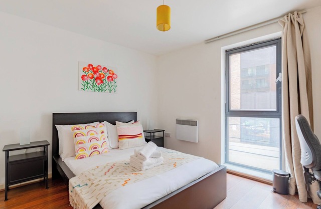 Charming 3BD Retreat with Balcony, East London