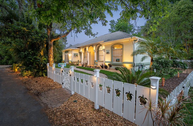 Charming 3BR/2BA Artisan Cottage, Heart of St. Augustine